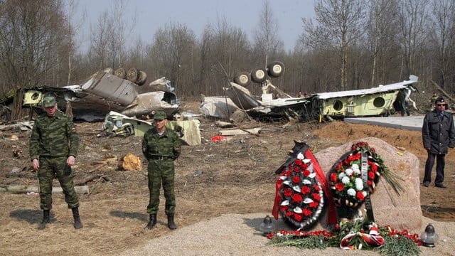 Russische Soldaten im April 2010 vor dem Wrack der Tupolev Tu-154. Russische Soldaten im April 2010 vor dem Wrack der Tupolev Tu-154.