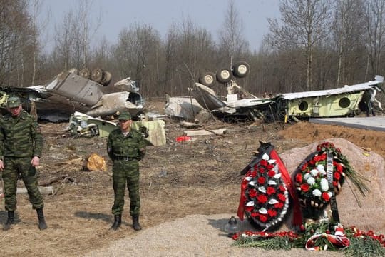 Russische Soldaten im April 2010 vor dem Wrack der Tupolev Tu-154.