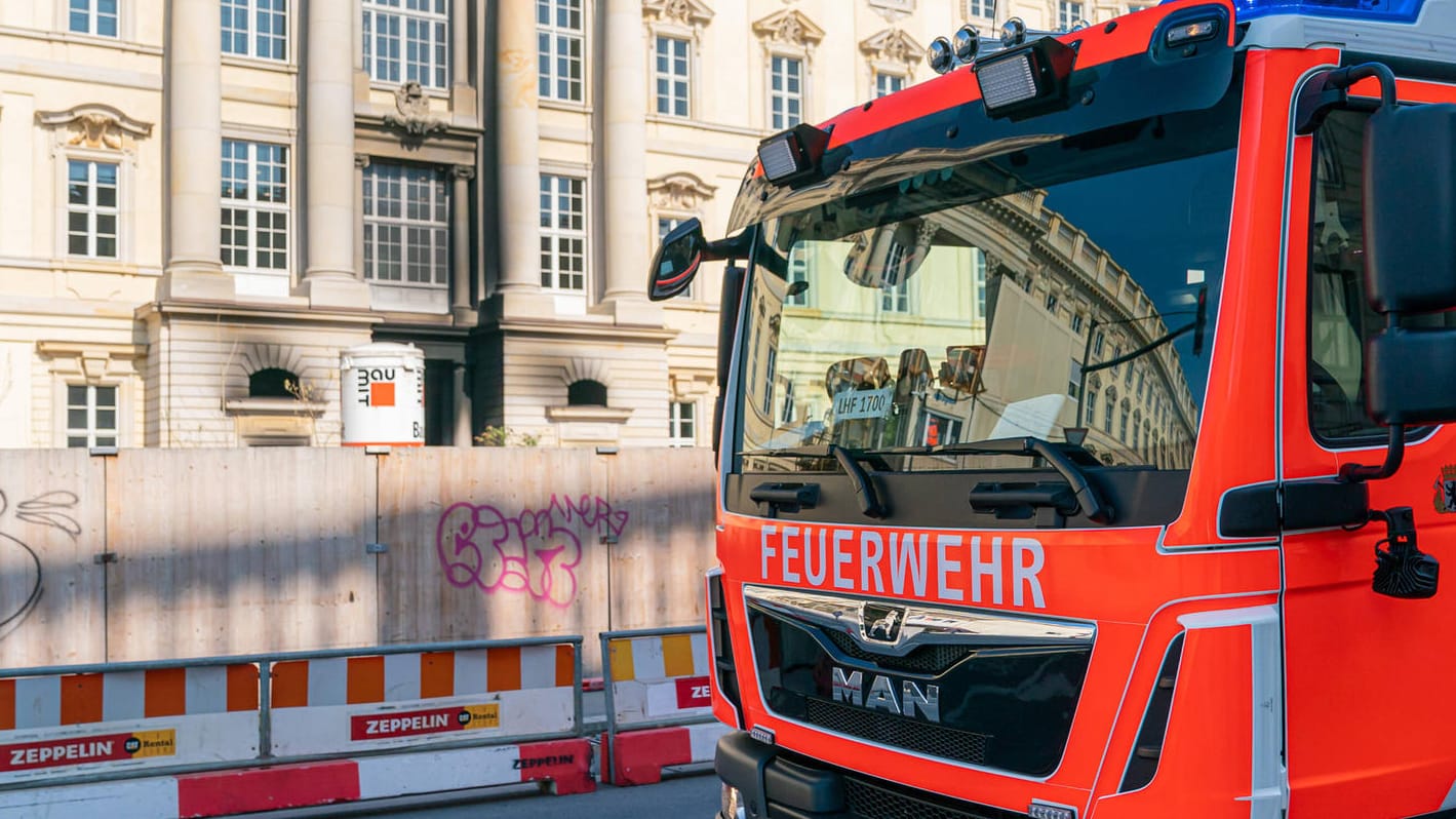 Im Einsatz: Die Bochumer Feuerwehr musste in der Nacht zum Freitage einen Brand in einem Mehrfamilienhaus löschen, Im Einsatz: Die Bochumer Feuerwehr musste in der Nacht zum Freitage einen Brand in einem Mehrfamilienhaus löschen,