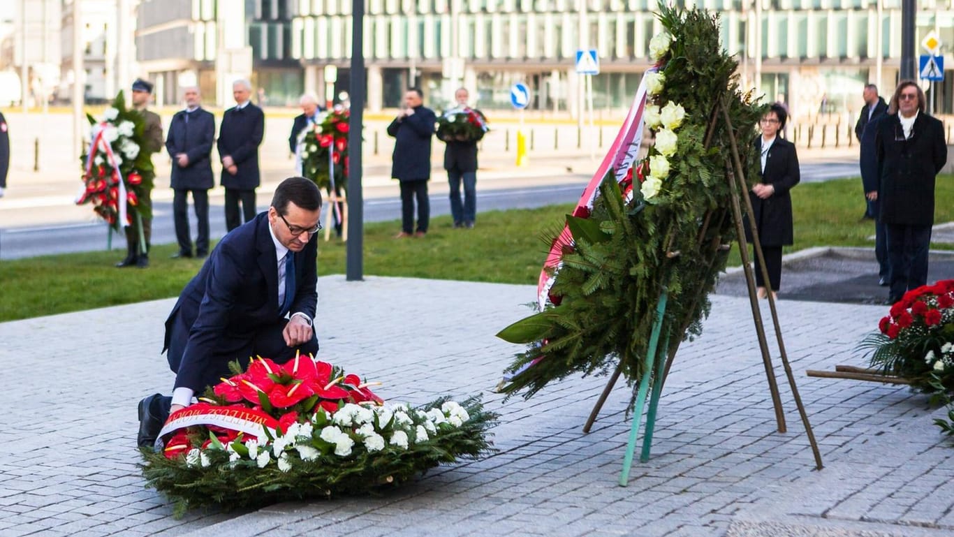 Gedenken an die Flugzeugkatastrophe von Smolensk: Polens Ministerpräsident Mateusz Morawiecki legte Kränze nieder.