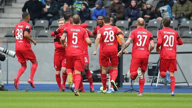 Auch die Spieler des 1. Auch die Spieler des 1.