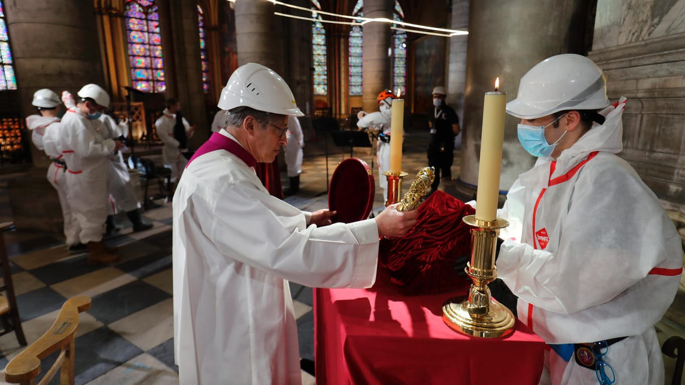 Notre-Dame in Paris: Der Pfarrer der Kathedrale hält die Dornenkrone im Rahmen einer Zeremonie zur Feier des Karfreitags.