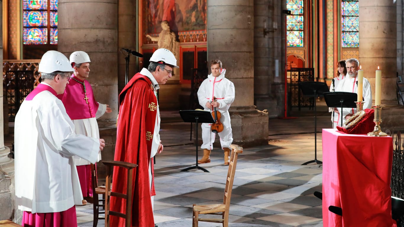 Patrick Chauvet, Direktor der Kathedrale Notre-Dame de Paris, Denis Jachiet, Weihbischof von Paris, und Michel Aupetit, Erzbischof von Paris, nehmen an einer Meditationszeremonie zur Feier des Karfreitags in der Kathedrale Notre-Dame teil.