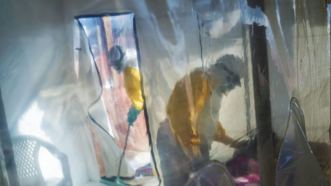 Medizinisches Personal in Schutzanzügen versorgt an Ebola erkrankte Patienten in der Isolierstation.