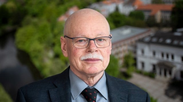 Bremens Innensenator Mäurer befürchtet auch bei Geisterspielen Fan-Ansammlungen vor den Stadien. Bremens Innensenator Mäurer befürchtet auch bei Geisterspielen Fan-Ansammlungen vor den Stadien.