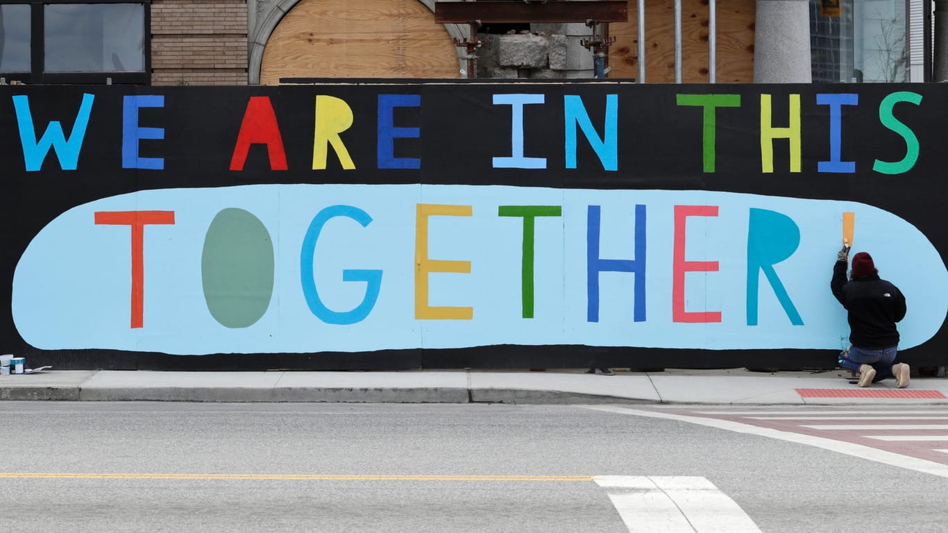 Ein Kunstwerk mit der Aufschrift "We are in this together!" an einer Baustelle in Cleveland.