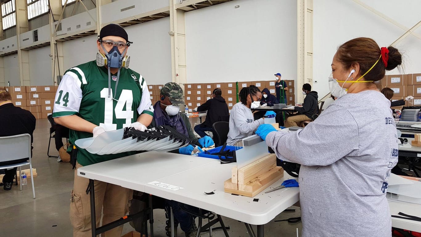Freiwillige stellen Schutzmasken in einer ehemaligen Militärwerft in Queens her.