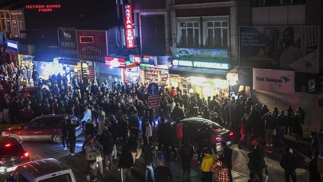 Nach der Ankündigung versuchen Menschen, Lebensmittel einzukaufen.