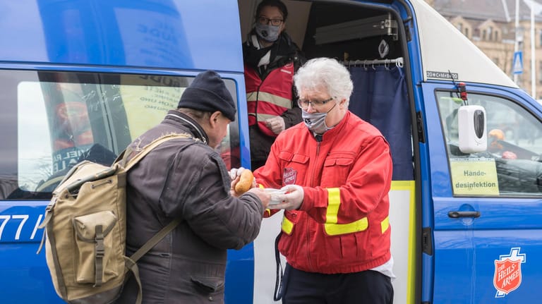 Bielefeld in Nordrhein-Westfalen: Die Heilsarmee verteilt nach der Schließung der Tafeln wegen der Corona-Epidemie Essen an Obdachlose.