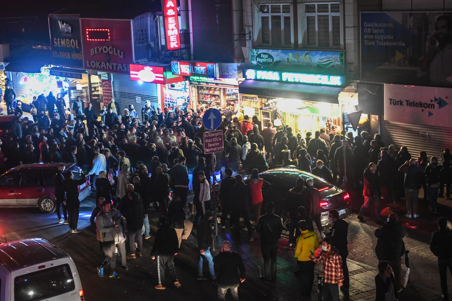 Istanbul: Zwei Stunden vor Inkrafttreten wurde eine Ausgangssperre angekündigt. Das sorgte vielerorts für Panikkäufe mit langen Schlangen.