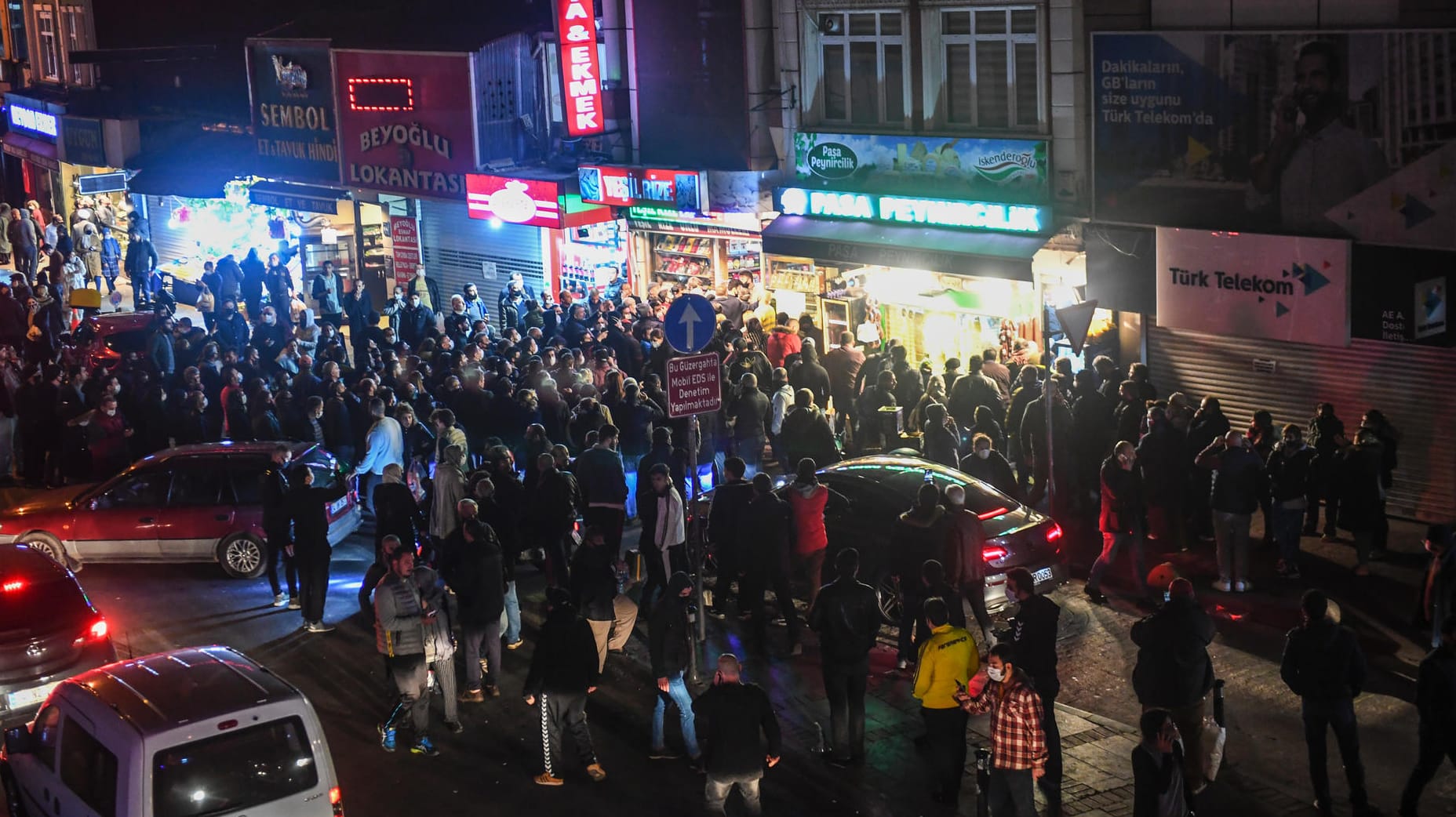 Istanbul: Zwei Stunden vor Inkrafttreten wurde eine Ausgangssperre angekündigt. Das sorgte vielerorts für Panikkäufe mit langen Schlangen.