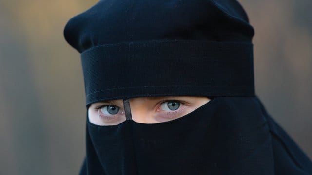 Eine Frau trägt einen Niqab, einen Gesichtsschleier (Illustration).