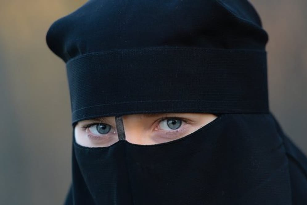 Eine Frau trägt einen Niqab, einen Gesichtsschleier (Illustration).