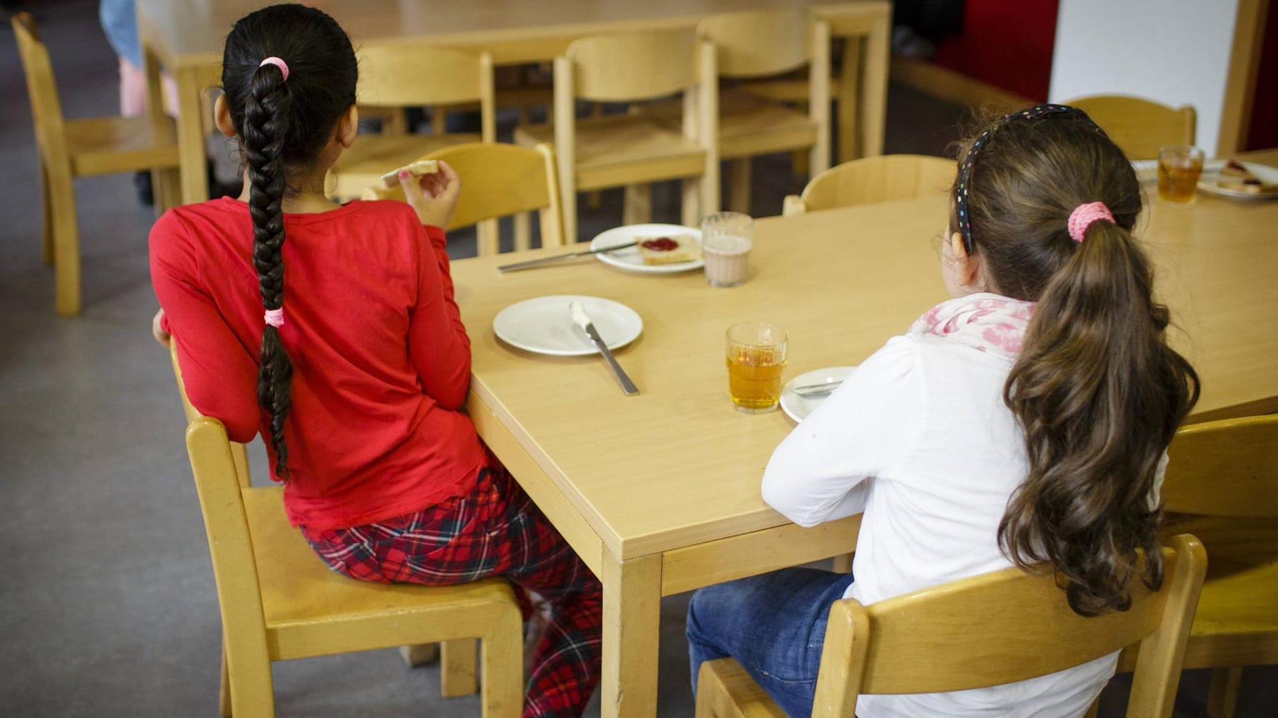 Kinder beim Essen in der Schule: Kostenlose Mahlzeiten in Bildungseinrichtungen fallen derzeit ersatzlos weg.