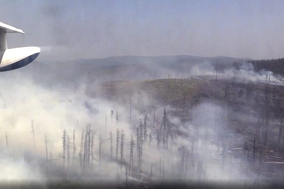 Qualm steigt von einem Waldbrand in der Reghion Krasnojarsk auf (Archiv).