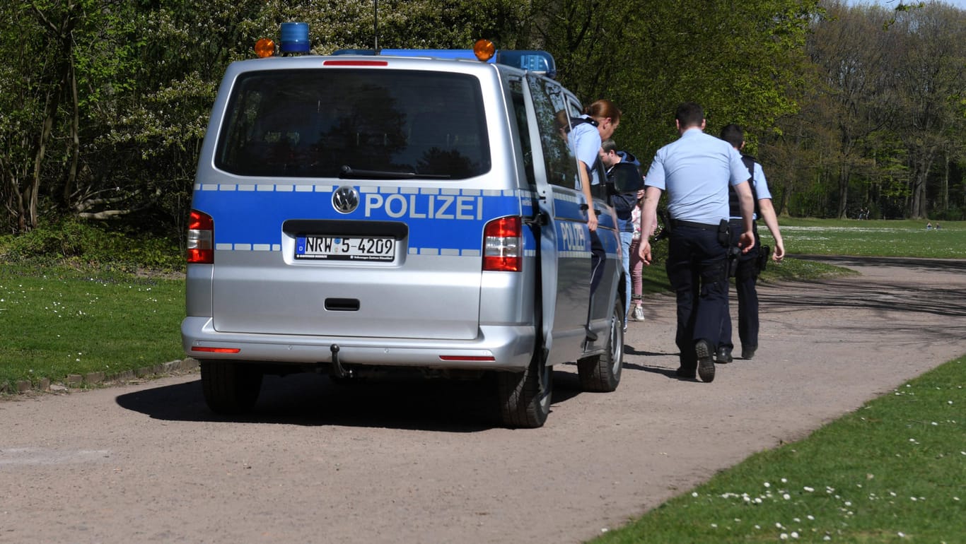 Polizei: Musste zum Einsatz, weil sich ein Mann in seinem Kofferraum eingesperrt hatte (Symbolbild).