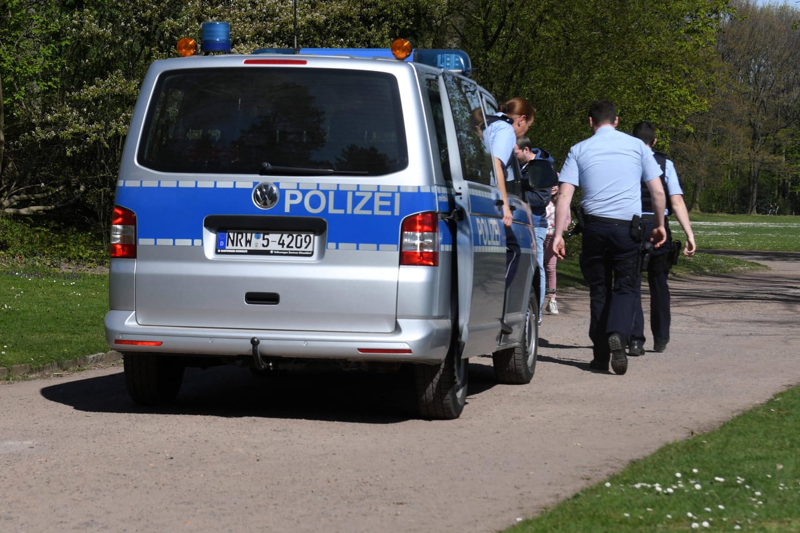 Polizei: Musste zum Einsatz, weil sich ein Mann in seinem Kofferraum eingesperrt hatte (Symbolbild).