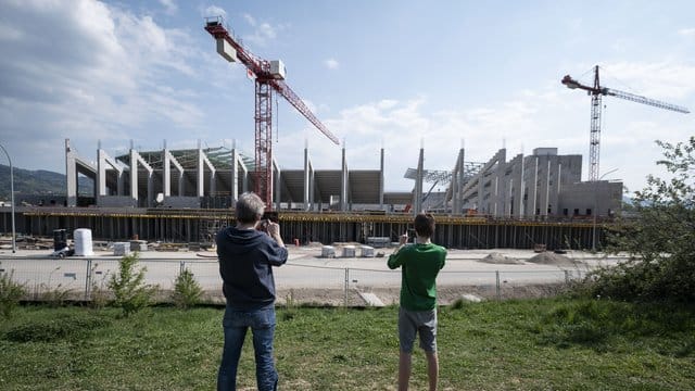 Der Bau des neuen Freiburger Stadions dauert wegen der Corona-Krise länger. Der Bau des neuen Freiburger Stadions dauert wegen der Corona-Krise länger.