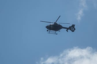 Ein Polizeihubschrauber kreist am Himmel: Ein Blutfleck war die Ursache für einen größeren Polizeieinsatz. (Symbolfoto)