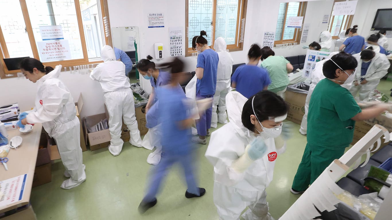 Dongsan-Krankenhaus im südkoreanischen Daegu: Medizinisches Personal bereitet sich auf die Behandlung von Covid-19-Patienten vor. (Symbolfoto)