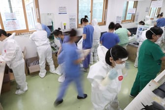 Dongsan-Krankenhaus im südkoreanischen Daegu: Medizinisches Personal bereitet sich auf die Behandlung von Covid-19-Patienten vor. (Symbolfoto)