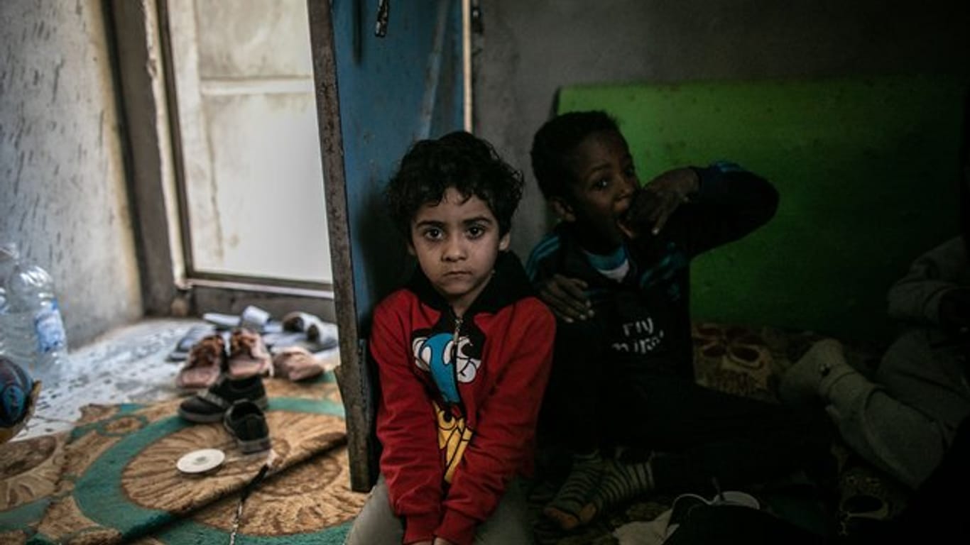 Vertriebene Kinder sitzen in einem Zimmer in Tripolis.