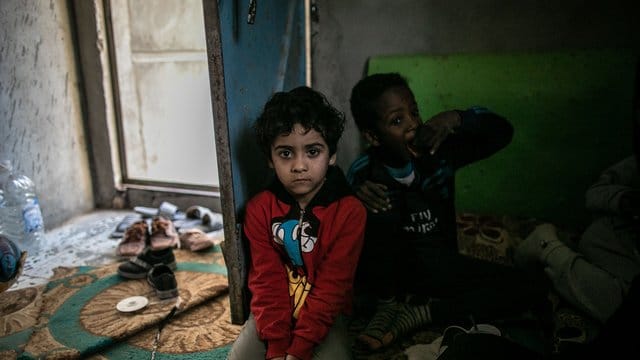 Vertriebene Kinder sitzen in einem Zimmer in Tripolis. Vertriebene Kinder sitzen in einem Zimmer in Tripolis.