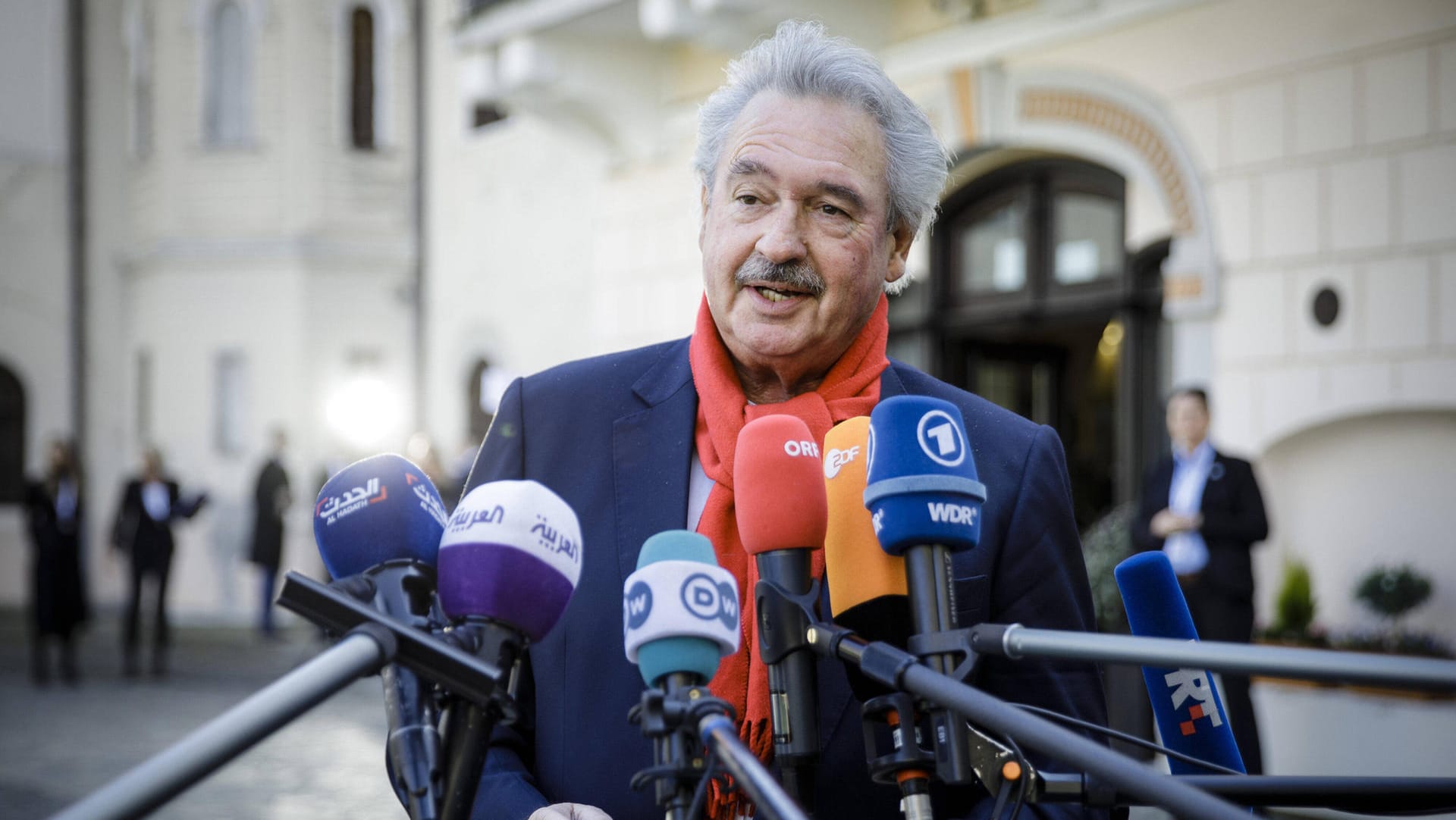 Jean Asselborn: Kontert die Kritik zur Flüchtlingsumsiedlung. Jean Asselborn: Kontert die Kritik zur Flüchtlingsumsiedlung.
