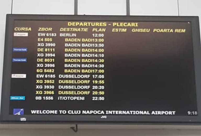 Sonderflüge nach Deutschland im dichten Takt: Die Abfluftafel im Flughafen von Cluj am Donnerstag.