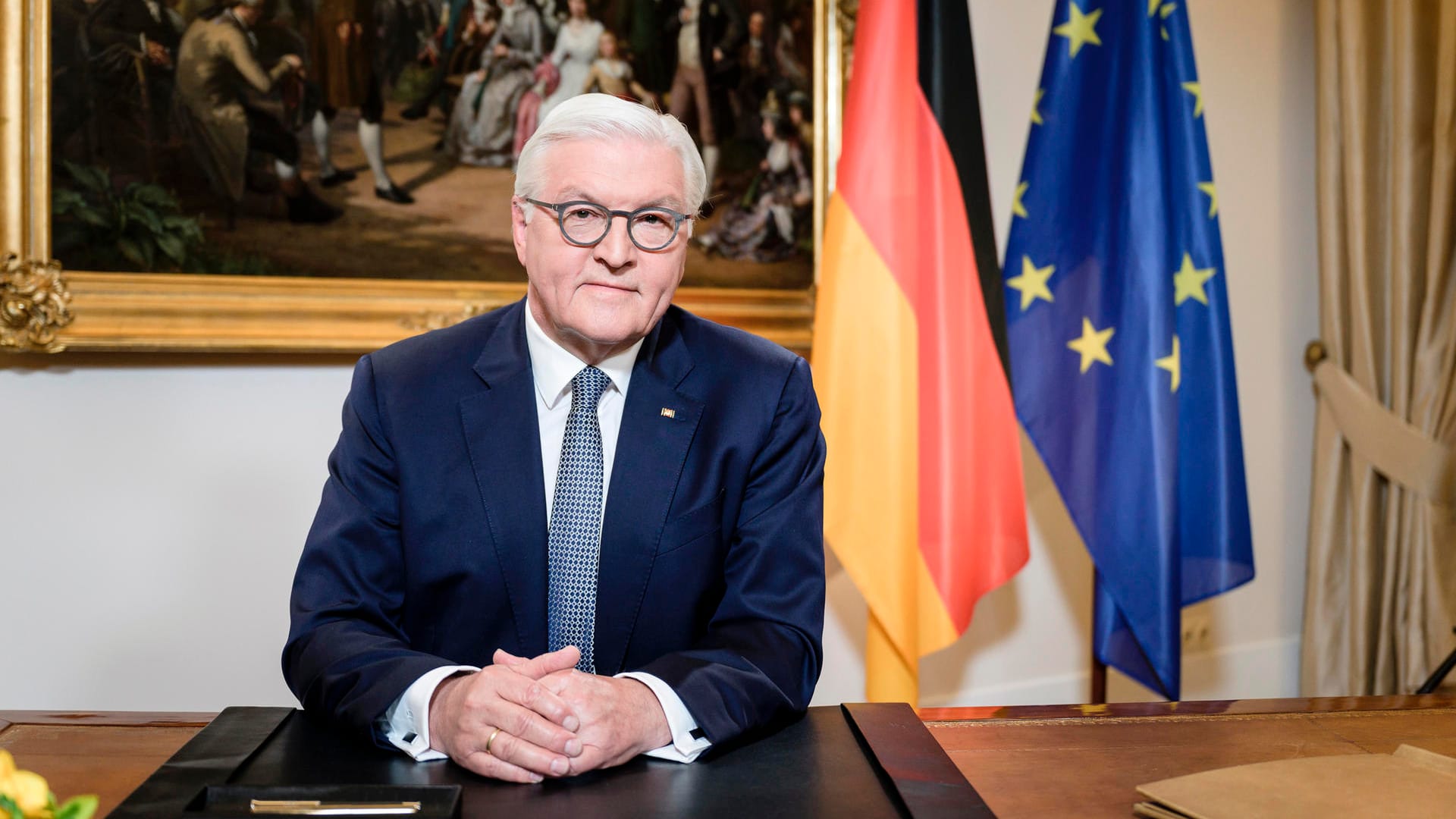 Bundespräsident Frank-Walter Steinmeier im Schloss Bellevue bei der Aufzeichnung seiner Fernsehansprache zu Ostern während der Corona-Pandemie.