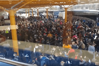 Der Flughafen von Cluj-Napoca: Dicht gedrängt stehen Saisonarbeiter und warten auf den Abflug nach Deutschland. Die Szenen in einem Video werden in Rumänien empört diskutiert. Unter den Wartenden waren auch Menschen aus einer besonders vom Coronavirus betroffenen Region, wo ganze Orte unter strenger Qurantäne stehen.