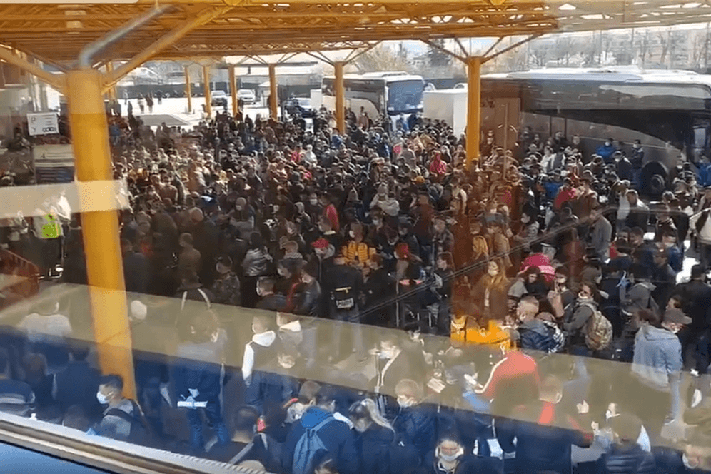 Der Flughafen von Cluj-Napoca: Dicht gedrängt stehen Saisonarbeiter und warten auf den Abflug nach Deutschland. Die Szenen in einem Video werden in Rumänien empört diskutiert. Unter den Wartenden waren auch Menschen aus einer besonders vom Coronavirus betroffenen Region, wo ganze Orte unter strenger Qurantäne stehen.