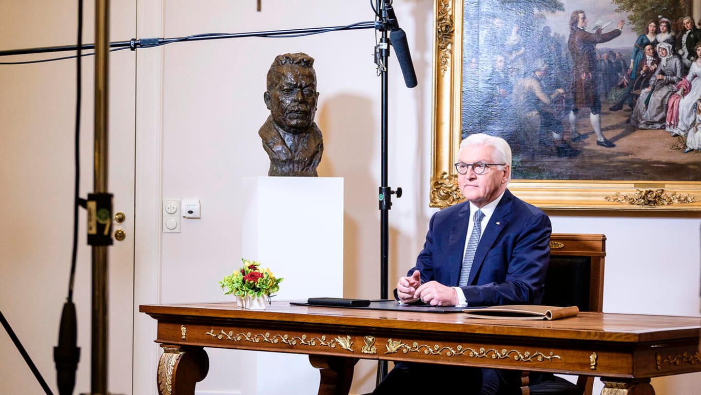 Bundespräsident Frank-Walter Steinmeier bei der Aufzeichnung seiner Fernsehansprache.