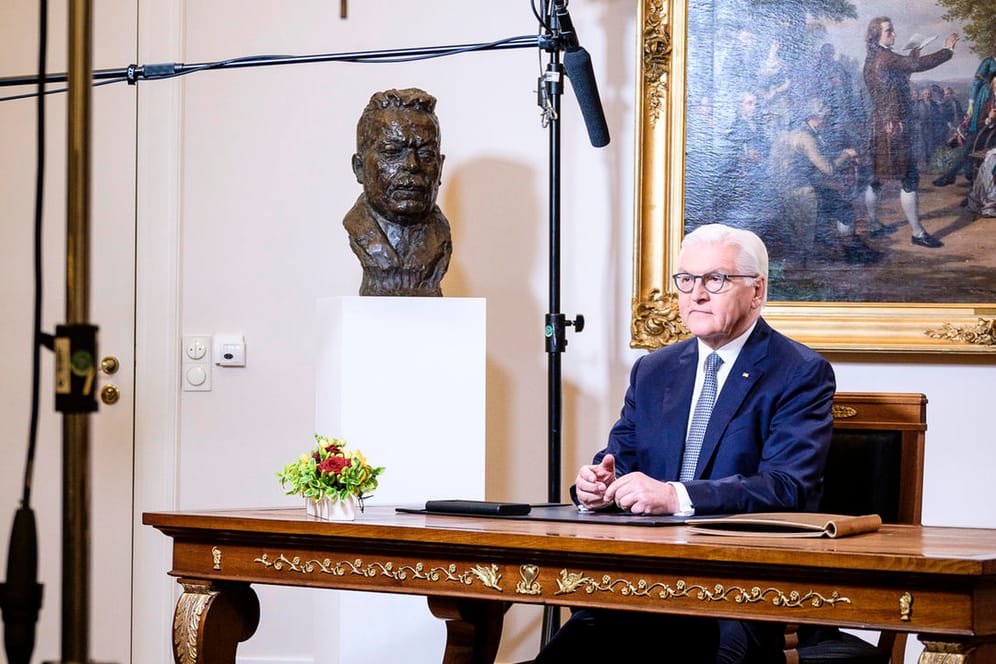 Bundespräsident Frank-Walter Steinmeier bei der Aufzeichnung seiner Fernsehansprache.