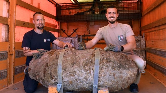 Stefan Höreth (r) und Christoph Wassenberg vom Kampfmittelbeseitigungsdienst mit der entschärften Zehn-Zentner-Weltkriegsbombe. Stefan Höreth (r) und Christoph Wassenberg vom Kampfmittelbeseitigungsdienst mit der entschärften Zehn-Zentner-Weltkriegsbombe.