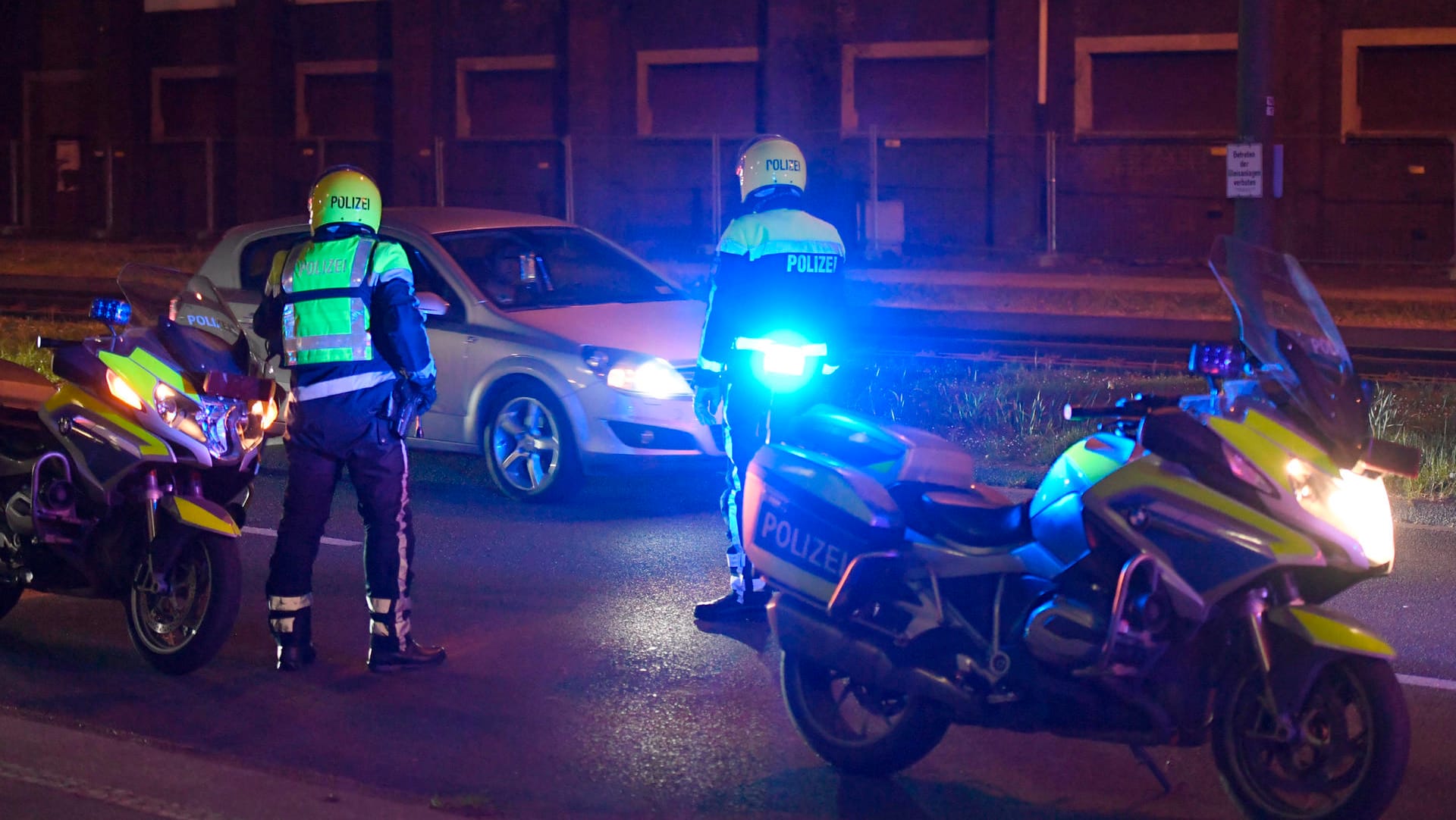 Bei einer Kontrolle zur Einhaltung der Corona-Kontaktregeln in Frankfurt sind Polizisten attackiert worden. Mehrere Verdächtige seien vorübergehend festgenommen worden.