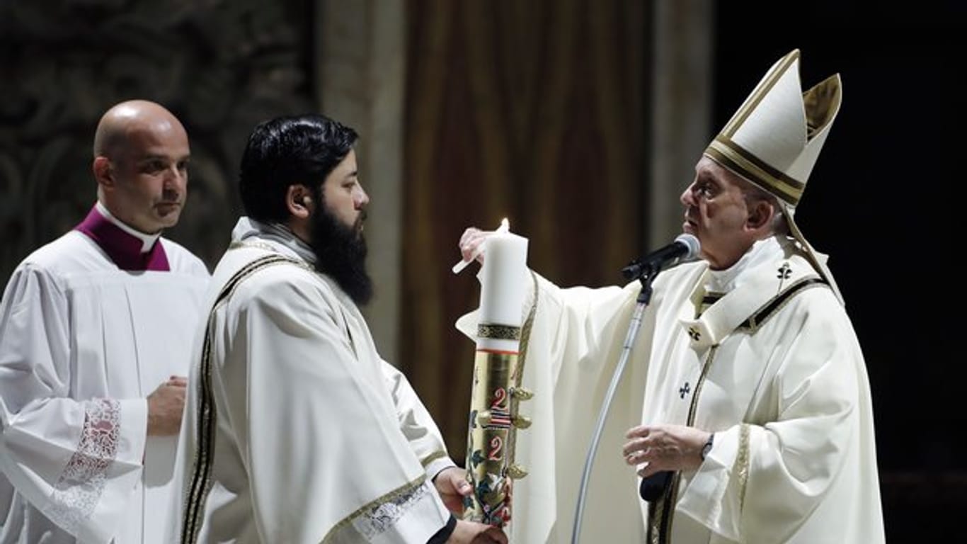 Papst Franziskus leitet eine feierliche Osternacht im Petersdom.