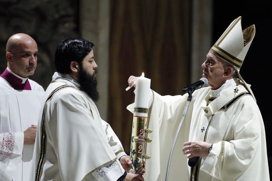 Papst Franziskus leitet eine feierliche Osternacht im Petersdom.
