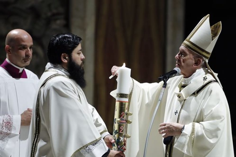 Papst Franziskus leitet eine feierliche Osternacht im Petersdom.
