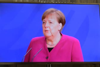 Angela Merkel bei einer Fernsehansprache: Die CDU und ihre Schwesterpartei CDU gewinnen an Zustimmung.