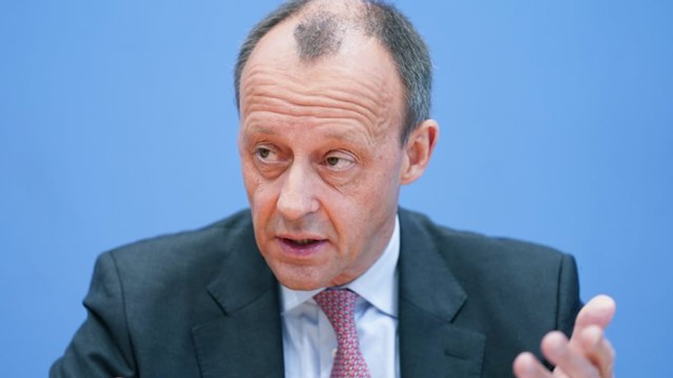 Friedrich Merz, ehemaliger Unions-Fraktionsvorsitzender, fordert eine vorsichtige aber schnelle Rückkehr zur Normalität in Betrieben.