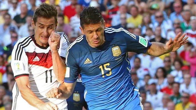 Mit ihren Nationalteams früher Gegner, inzwischen Trainerkollegen beim FC Bayern: Miroslav Klose (l) und Martin Demichelis.