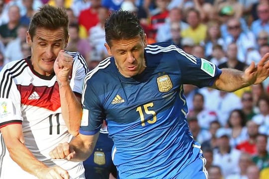 Mit ihren Nationalteams früher Gegner, inzwischen Trainerkollegen beim FC Bayern: Miroslav Klose (l) und Martin Demichelis.