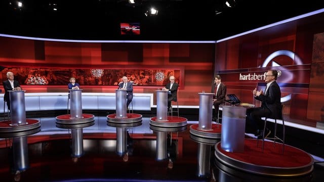 Moderator Frank Plasberg (r) talkt mit seien Gästen auf Abstand.