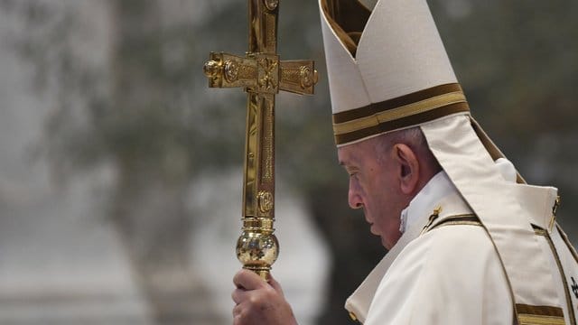Papst Franziskus kommt zu Ostermesse.