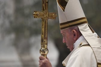 Papst Franziskus kommt zu Ostermesse.