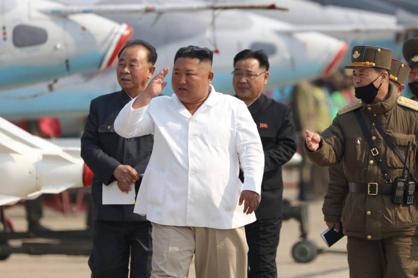 Kim Jong Un auf einer Luftwaffenbasis: Keine Schutzkleidung, kein Abstand – Nordkorea hat angeblich keine Corona-Fälle, sagt dem Virus dennoch den Kampf an.
