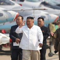 Kim Jong Un auf einer Luftwaffenbasis: Keine Schutzkleidung, kein Abstand – Nordkorea hat angeblich keine Corona-Fälle, sagt dem Virus dennoch den Kampf an.