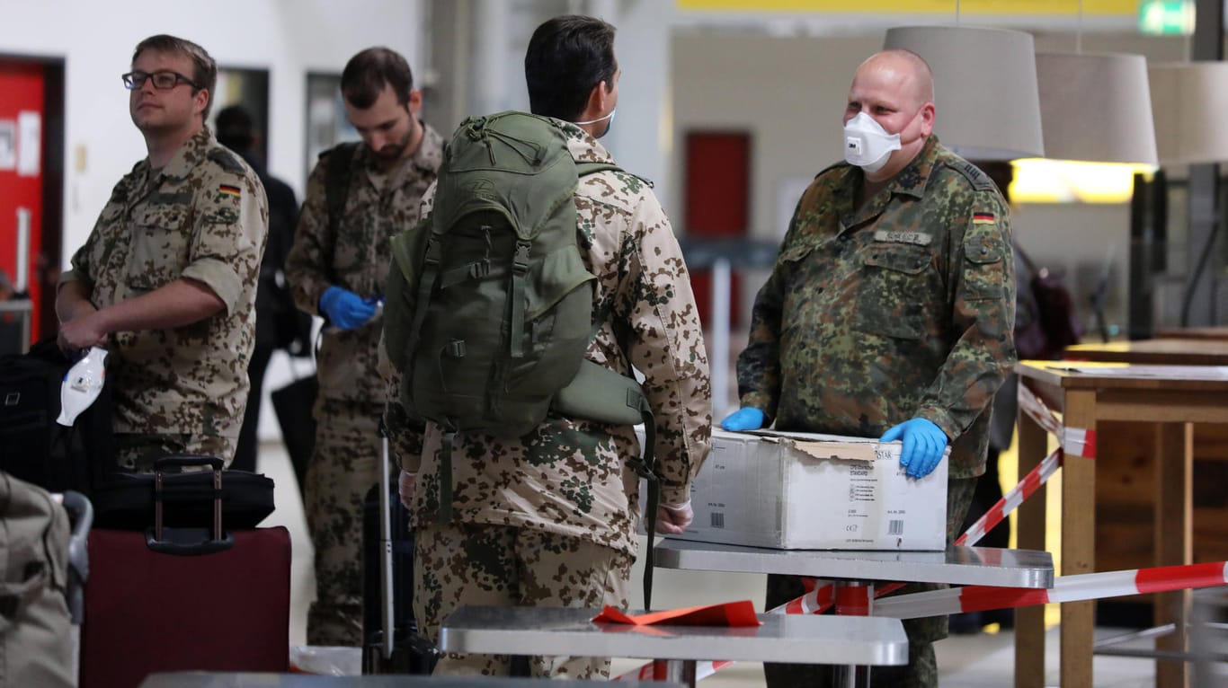 Bundeswehr in Berlin: Die Soldaten könnten helfen, die Corona-Maßnahmen schrittweise zu lockern.