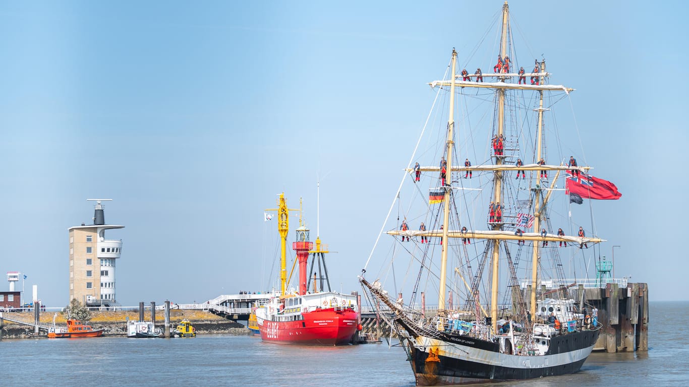 Cuxhaven: Die Schüler des Ocean College kehren mit der "Pelican of London" zurück. Bei der Einfahrt in den Hafen stehen sie in den Rahen des Segelschiffs.
